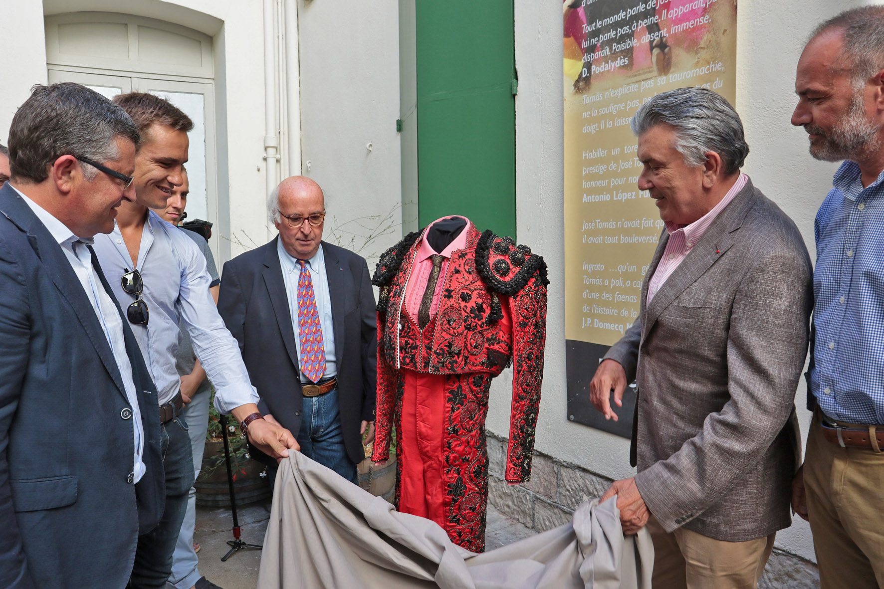 Juan Bautista cede al Museo de Nimes el vestido de su tarde en solitario en el coliseo