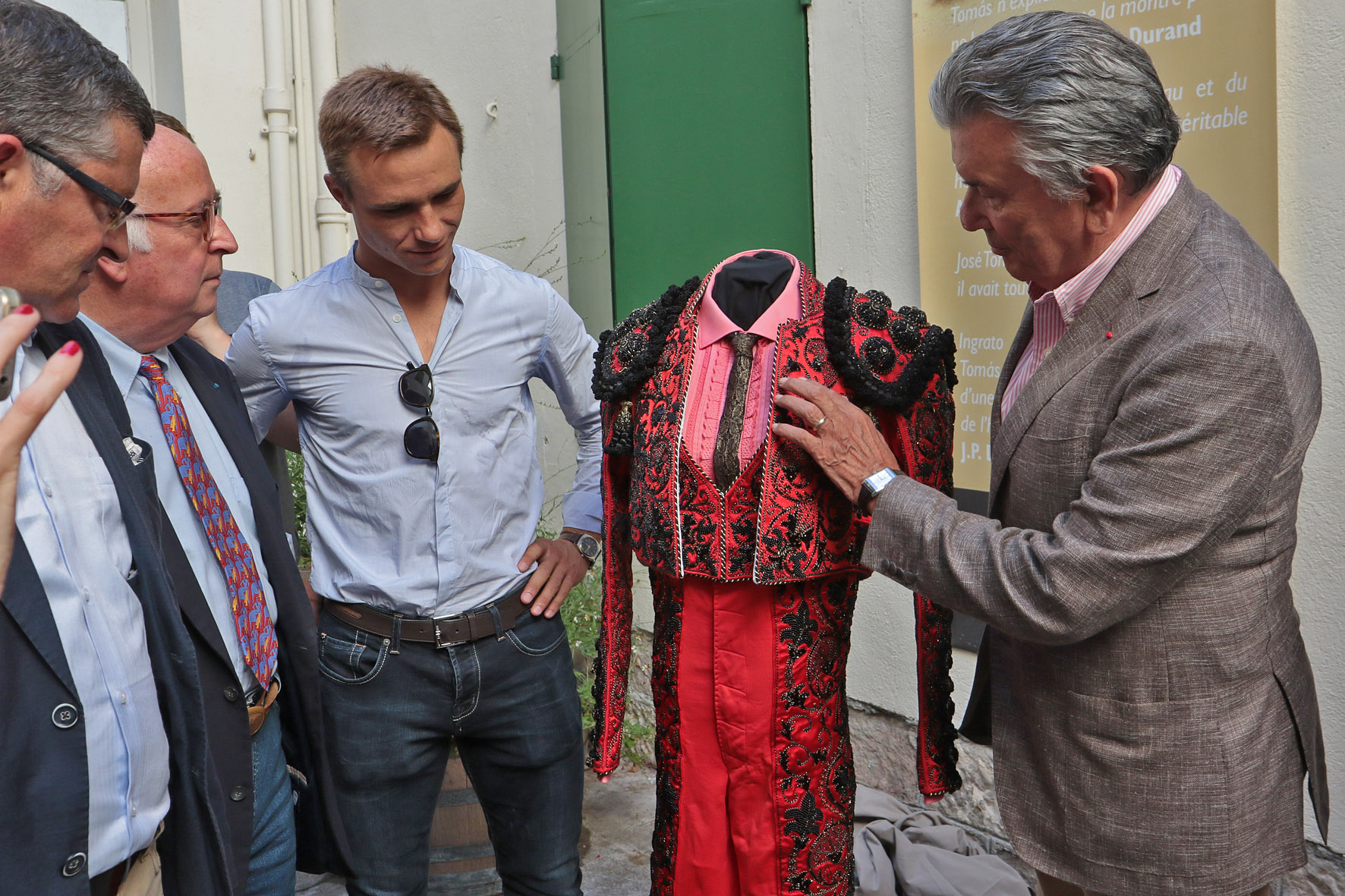 Juan Bautista cede al Museo de Nimes el vestido de su tarde en solitario en el coliseo