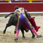 Tremenda voltereta de Román en Pamplona
