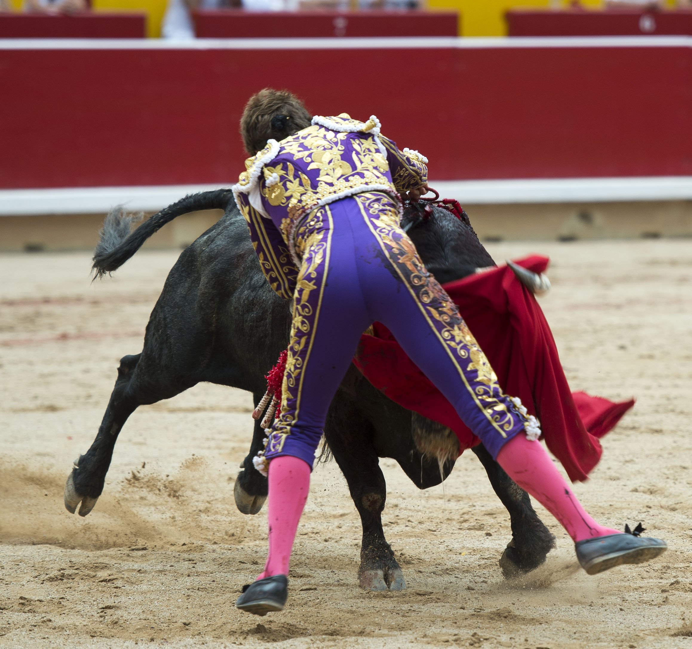 Tremenda voltereta de Román en Pamplona