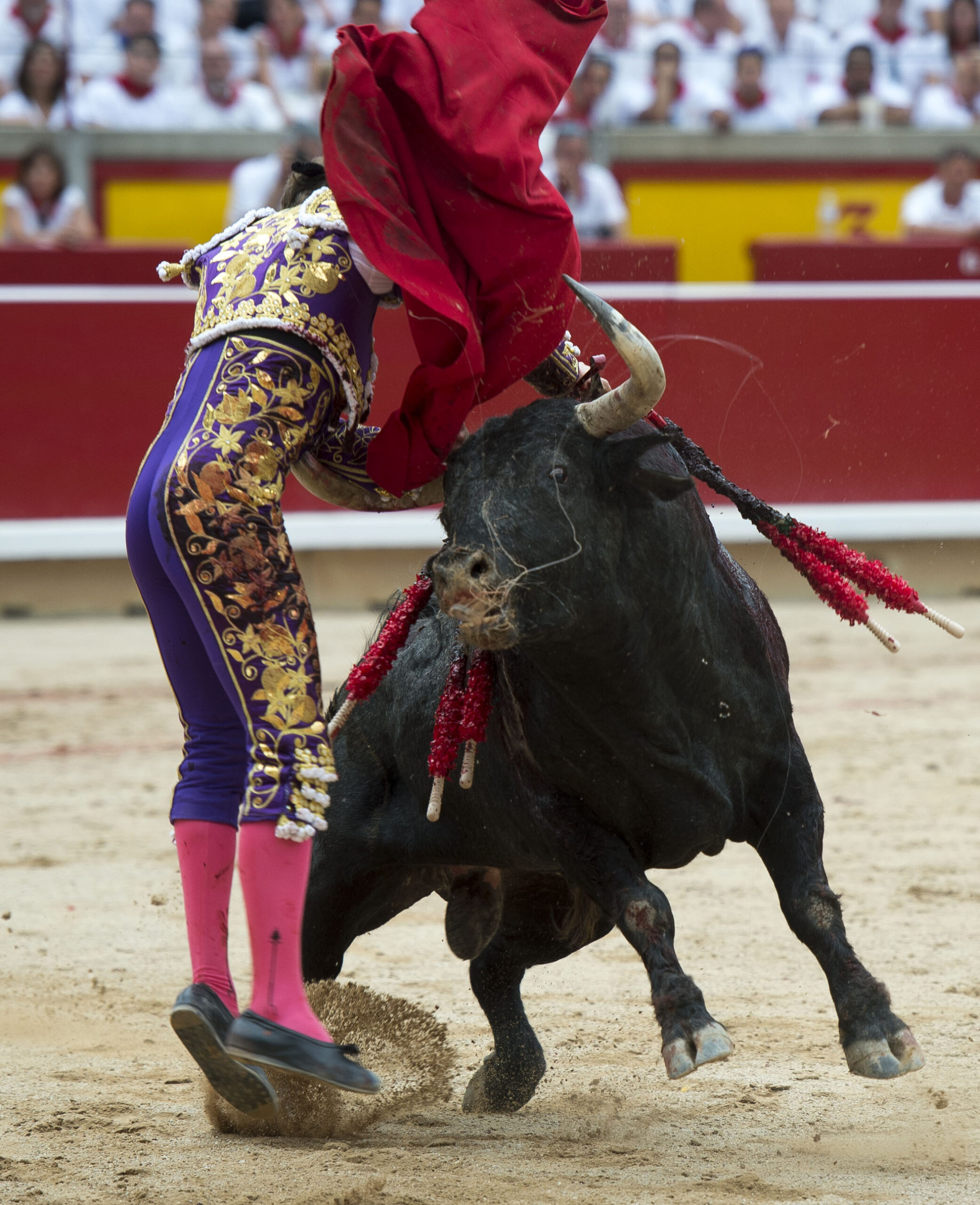 Tremenda voltereta de Román en Pamplona
