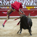 Tremenda voltereta de Román en Pamplona