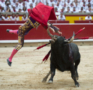 Tremenda voltereta de Román en Pamplona