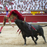 Tremenda voltereta de Román en Pamplona