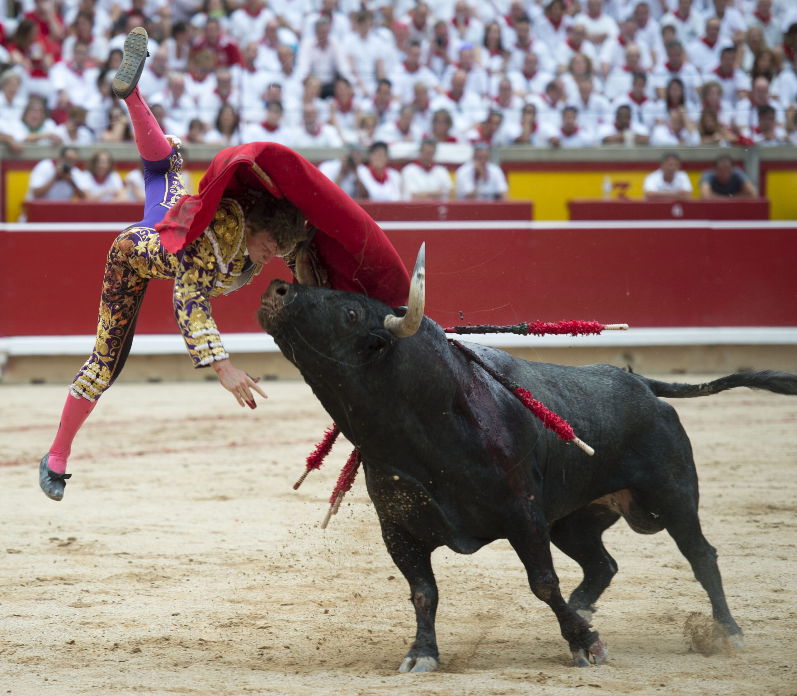 Tremenda voltereta de Román en Pamplona