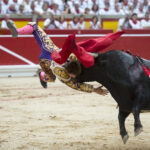 Tremenda voltereta de Román en Pamplona