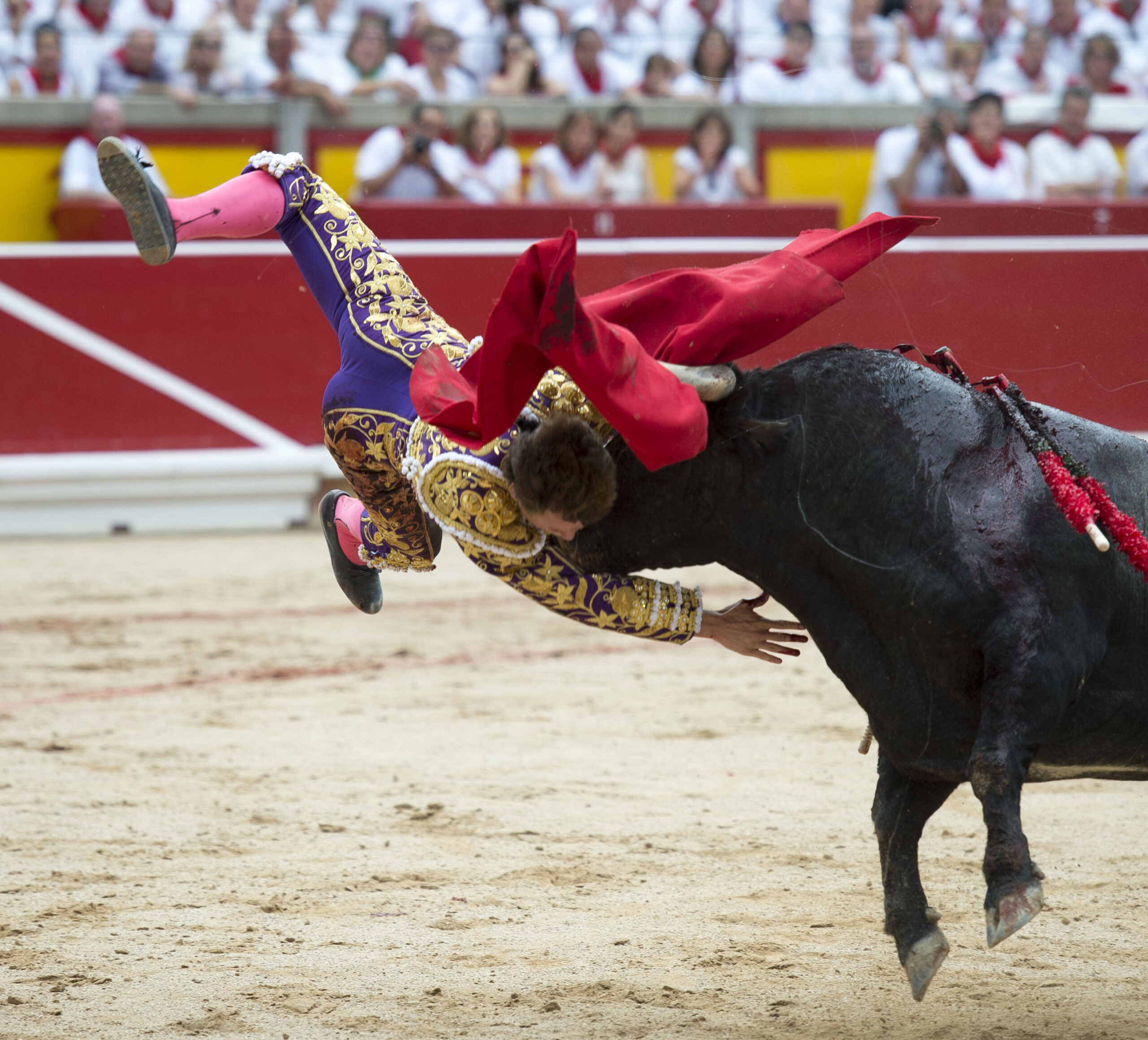 Tremenda voltereta de Román en Pamplona