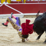 Tremenda voltereta de Román en Pamplona