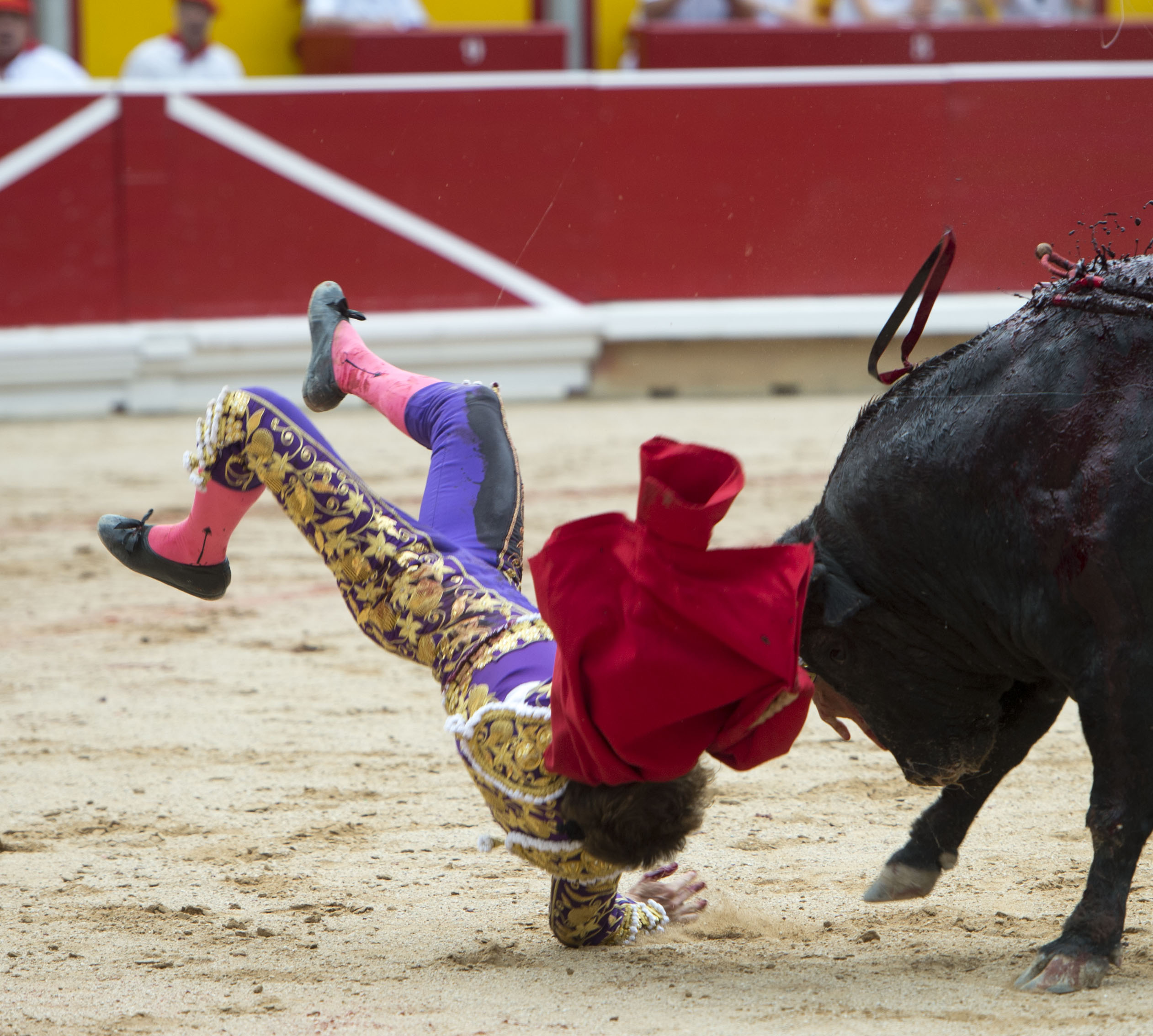 Tremenda voltereta de Román en Pamplona