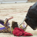 Tremenda voltereta de Román en Pamplona