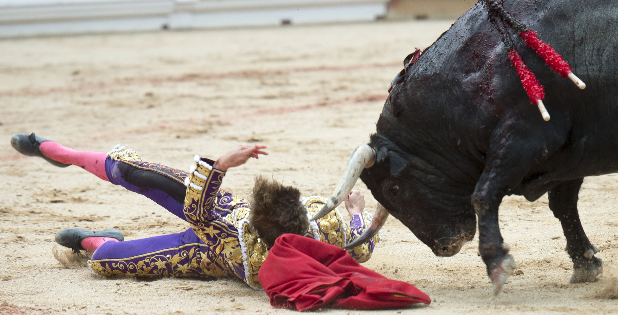 Tremenda voltereta de Román en Pamplona