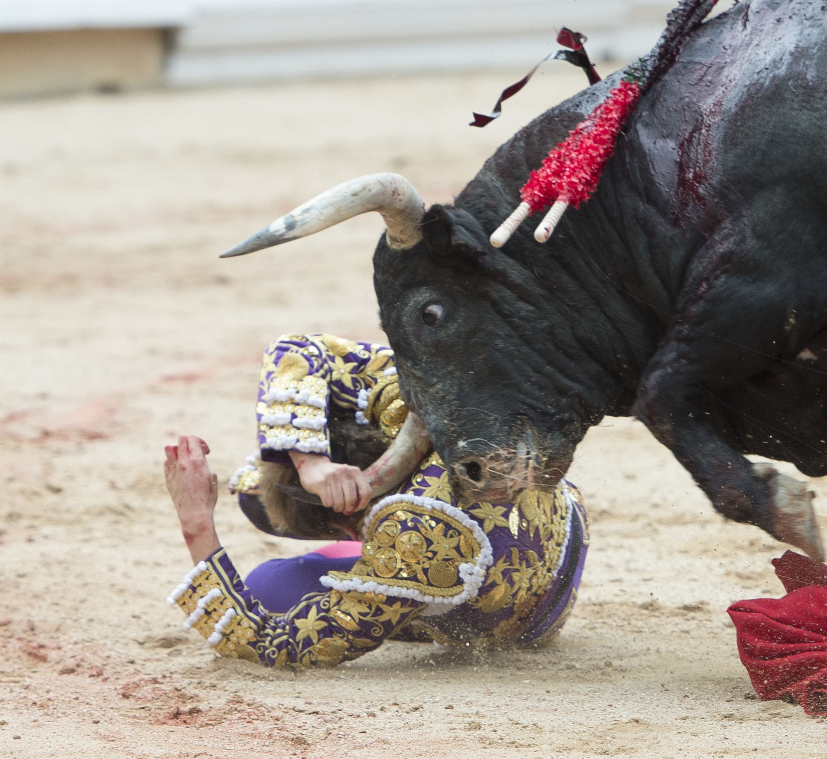 Tremenda voltereta de Román en Pamplona