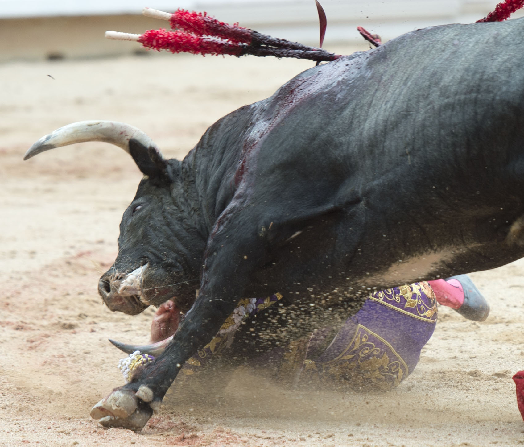 Tremenda voltereta de Román en Pamplona