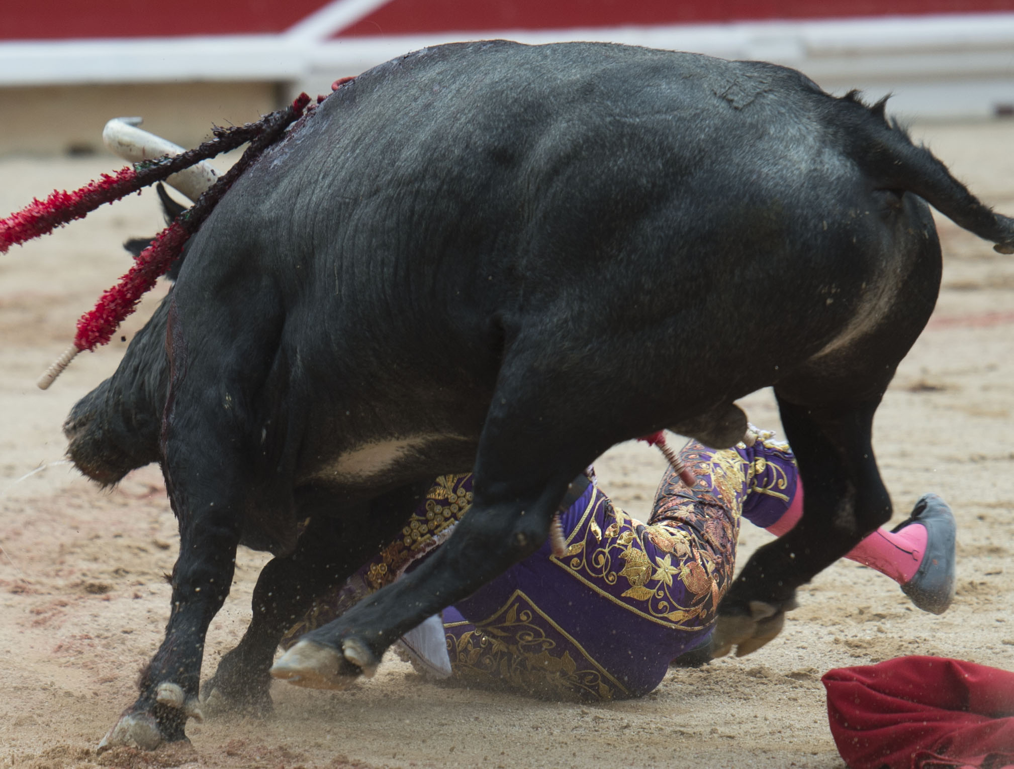 Tremenda voltereta de Román en Pamplona
