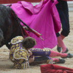 Tremenda voltereta de Román en Pamplona