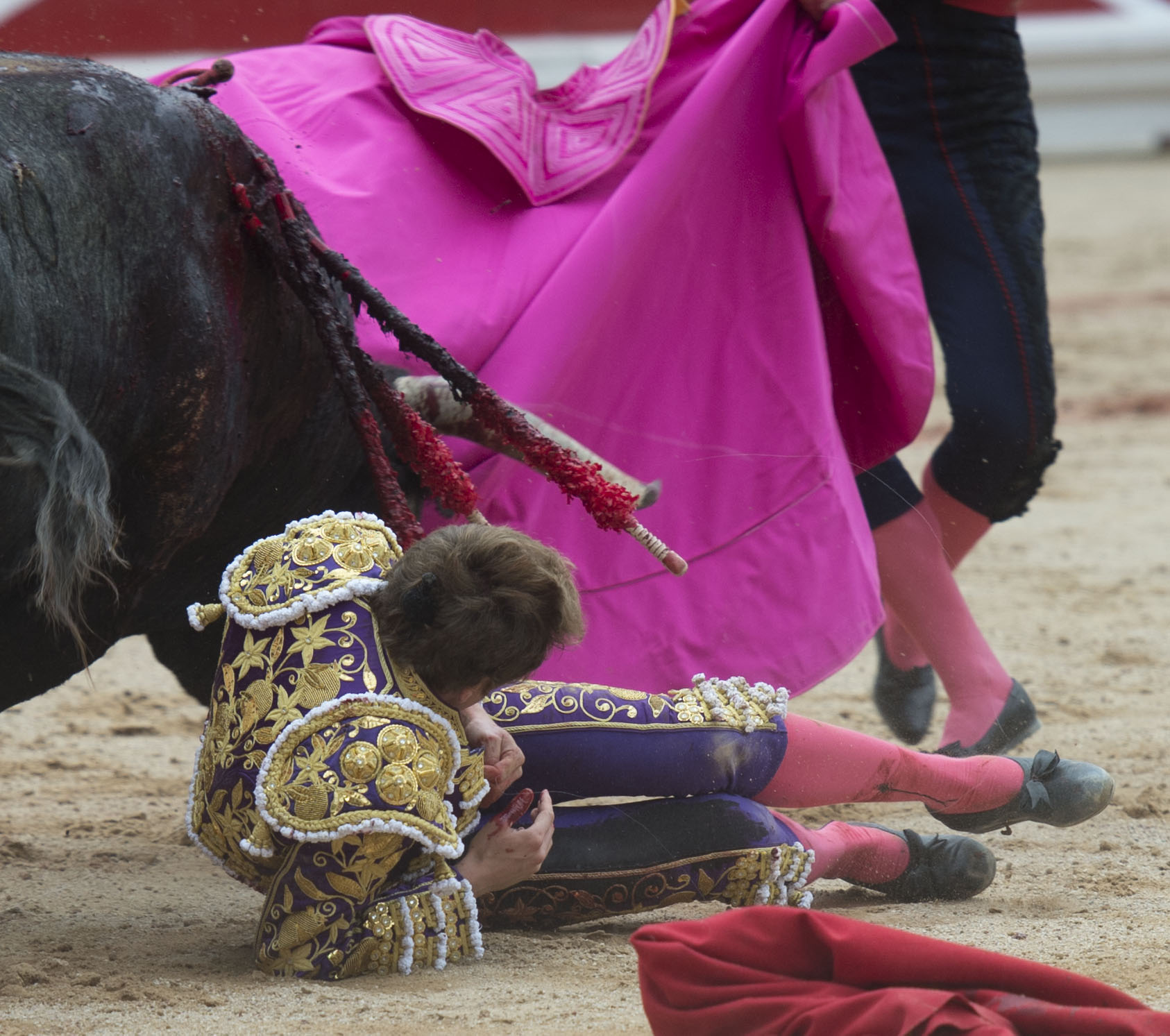 Tremenda voltereta de Román en Pamplona