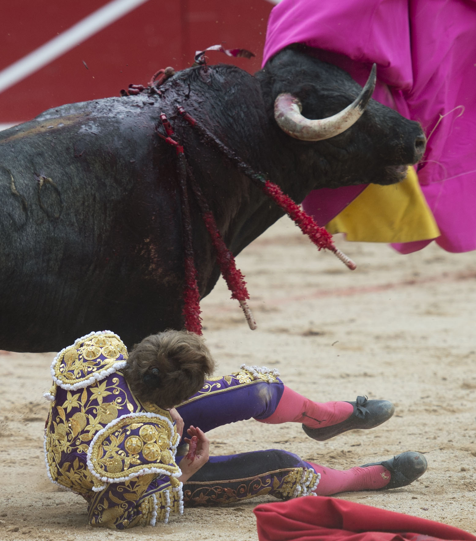 Tremenda voltereta de Román en Pamplona
