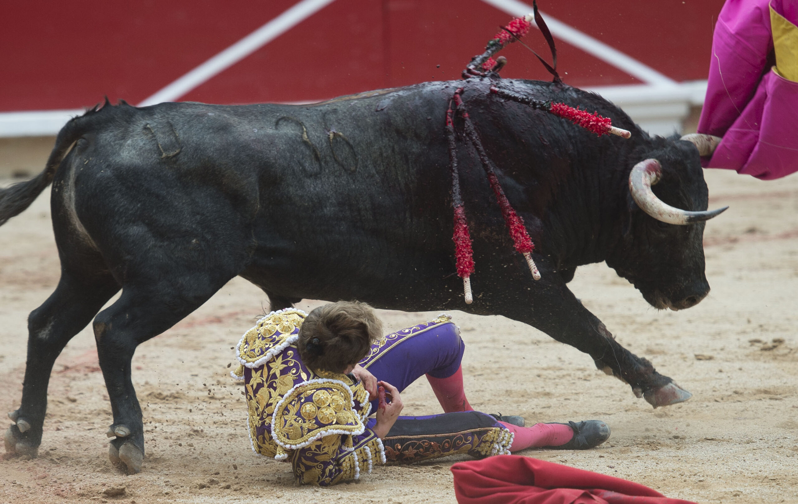 Tremenda voltereta de Román en Pamplona