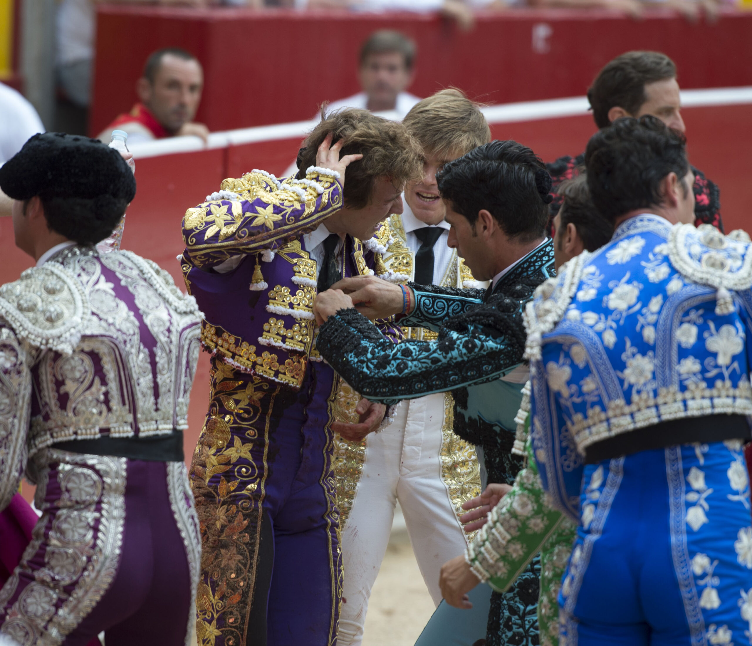 Tremenda voltereta de Román en Pamplona