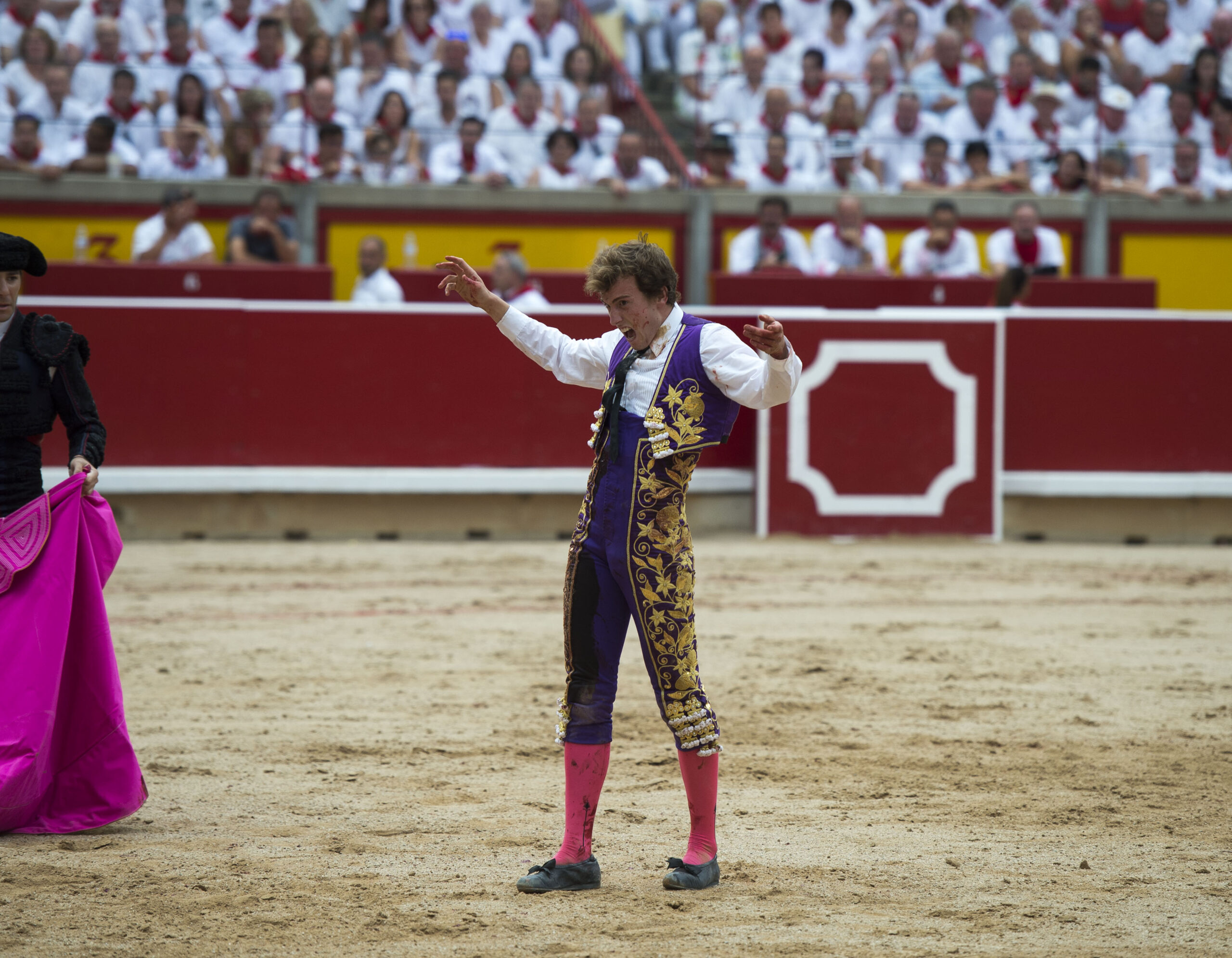 Tremenda voltereta de Román en Pamplona