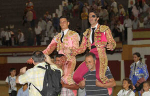 Salida a hombros en la Línea de la Conceptición de Padilla y Galván