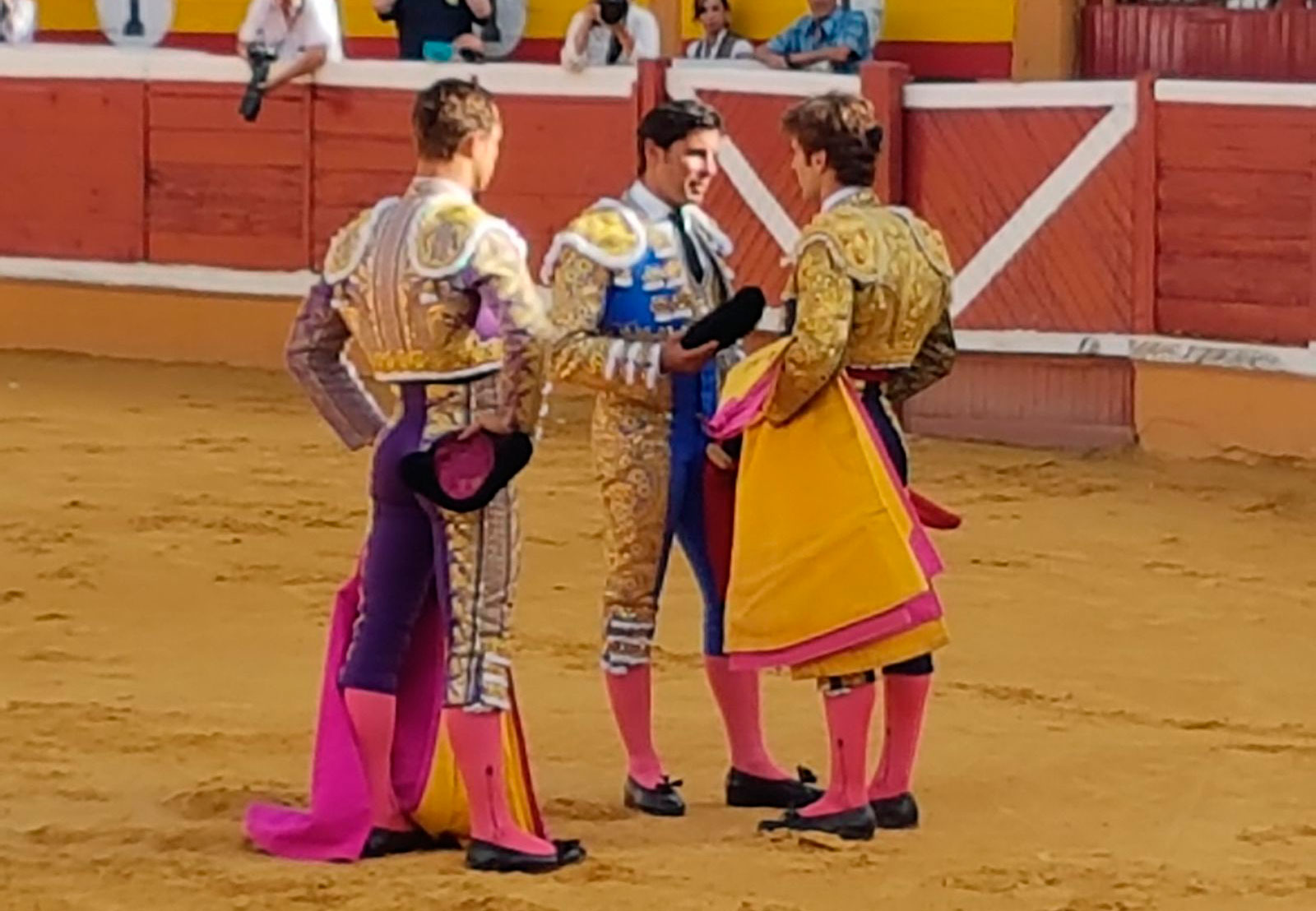 A hombros la terna en la alternativa de Javier Marín