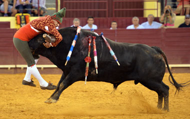 Los forcados, protagonistas de la noche en Campo Pequeno