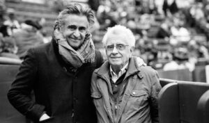 Martín Redón junto a su hijo en el callejón de la plaza de toros de Valencia