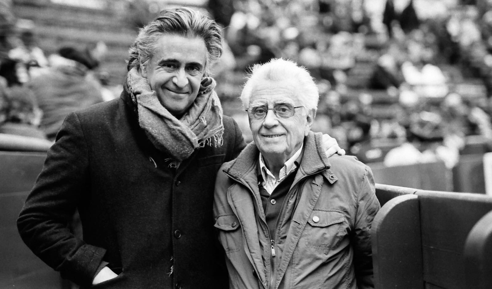 Martín Redón junto a su hijo en el callejón de la plaza de toros de Valencia