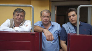 Manuel Martínez Azcárate, a la derecha de la imagen, junto a su tío Óscar y su padre Pablo.