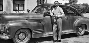 Manolete, junto a su Cadillac verde oliva, con techo negro, en la finca Jandilla.