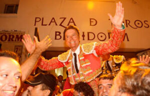 Ortega Cano a hombros en Benidorm