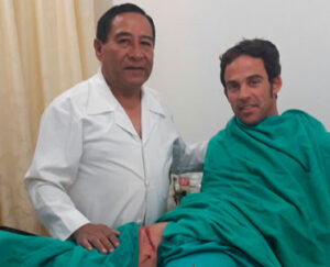 Paco Ramos y el doctor Baltazar tras la intervención.