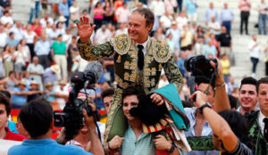Pepe Luis Vázquez, a hombros en Granada