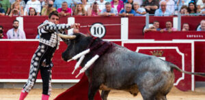 Momento en el que Tendero es cogido por el sexto de la tarde en Albacete