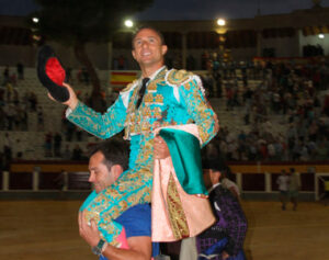 Rafaelillo a hombros tras triunfar con los miuras.