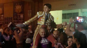 Roca Rey, por la puerta grande en Ejea tras cortar tres trofeos