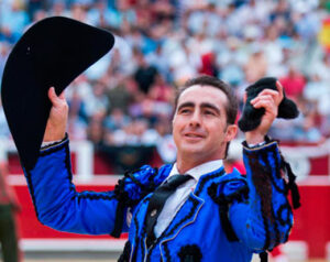 El Fandi paseando un trofeo en la corrida del Centenario en Albacete