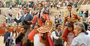 Galán, Padilla y Alberto Gómez a hombros en Utiel