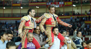 A hombros Manolo Sánchez y Enrique Ponce en Valladolid