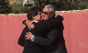 El Soro, tras un tentadero hace escasos meses, abrazándose con su amigo y hombre de confianza.