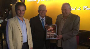 Nacho Lloret y Enrique Patón, junto al vicepresidente de la Diputación de Zaragoza y Diputado de la plaza de toros, Martín Llanas.