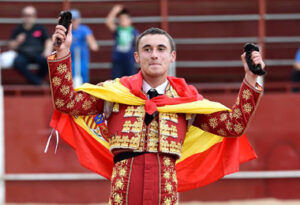 Dorian Canton con las dos orejas logradas en Hoyo de Pinares