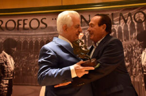El Viti recibe el premio Juan Belmonte de manos de Curro Romero
