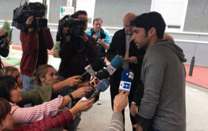 Cayetano a las puertas del centro hospitalario en Zaragoza
