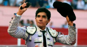 Iván Hernández con el trofeo logrado en la tercera novillada de Monterrey