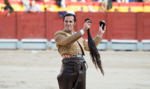 David Mora con las dos orejas y rabo conseguidas en Chinchón