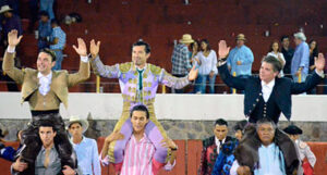 Andy Cartagena junto a Jerónimo y Horacio Casas, a hombros en Cuernavaca