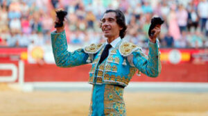 Curro Díaz, con el doble trofeo en la tarde triunfal de Jaén por San Lucas