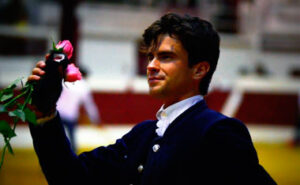 "El Gallo" con el trofeo conseguido en el festival de Samadet en Francia